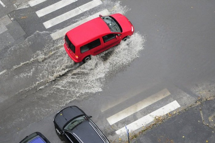 Ilustračný obrázok k článku Dažde zaplavujú niektoré košické ulice, na KVP budú preto čistiť kanálové vpusty