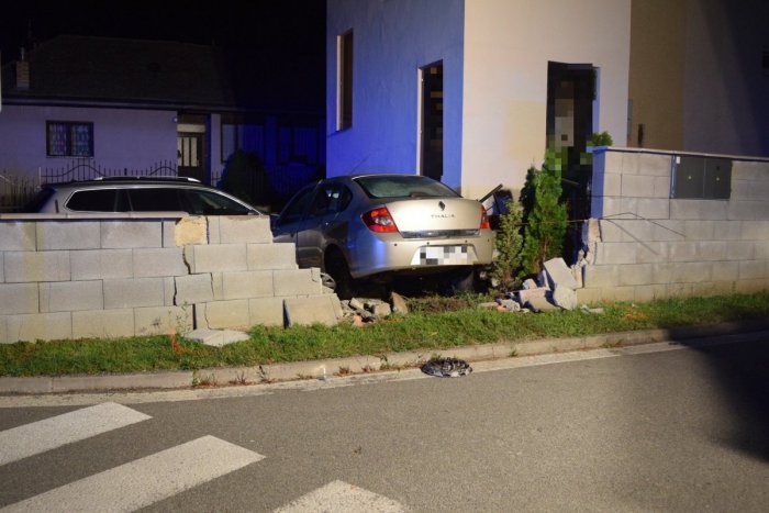 Ilustračný obrázok k článku Nehoda v Ľuboticiach pri Prešove: Auto tam vrazilo do oplotenia rodinného domu, FOTO