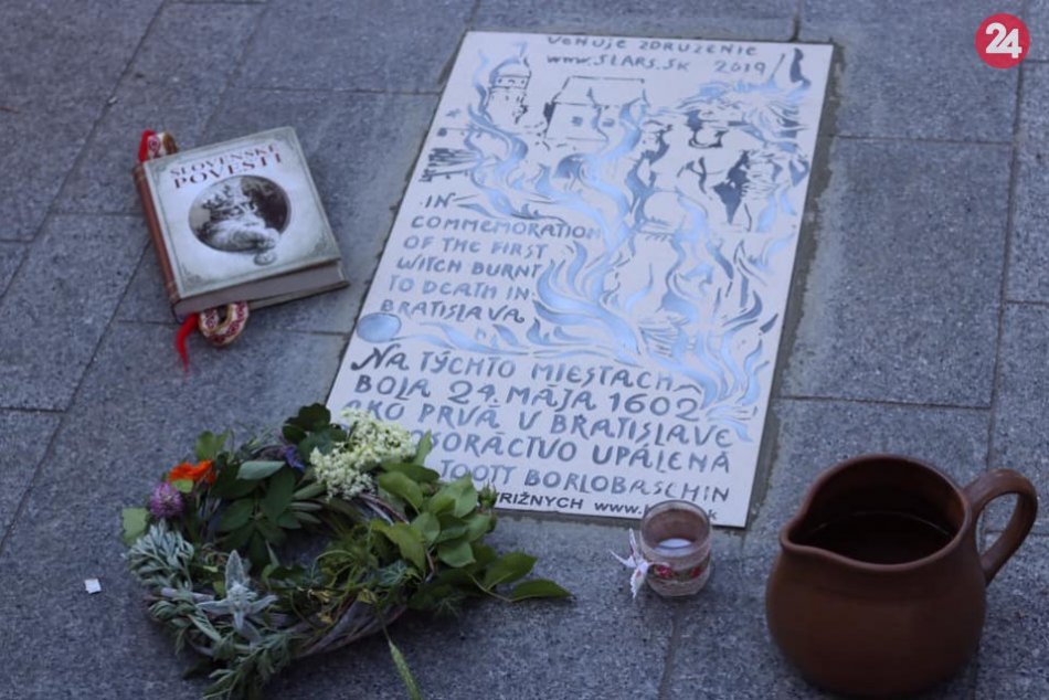 Ilustračný obrázok k článku Na Hurbanovo námestie sa vrátila pamätná tabuľa venovaná spomienke na prvú upálenú čarodejnicu