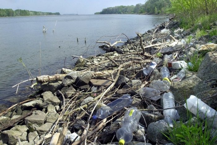 Ilustračný obrázok k článku Projekt PET kanoe na Dunaji približuje prírodu i problematiku plastového odpadu