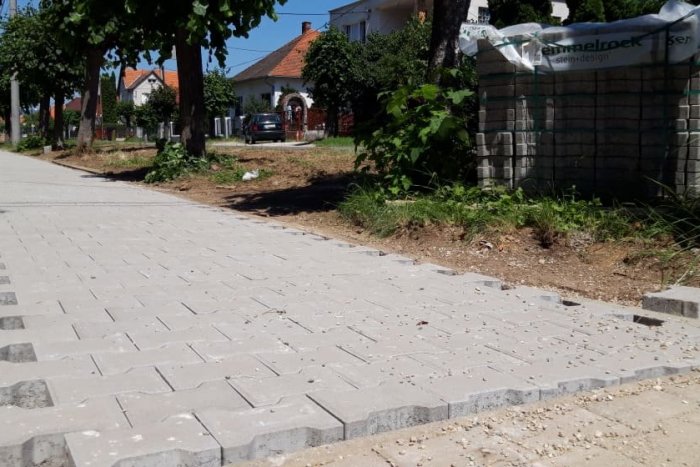 Ilustračný obrázok k článku Zámková dlažba namiesto asfaltu: Po dvoch rokoch ukončili rekonštrukciu chodníka na Dlhej