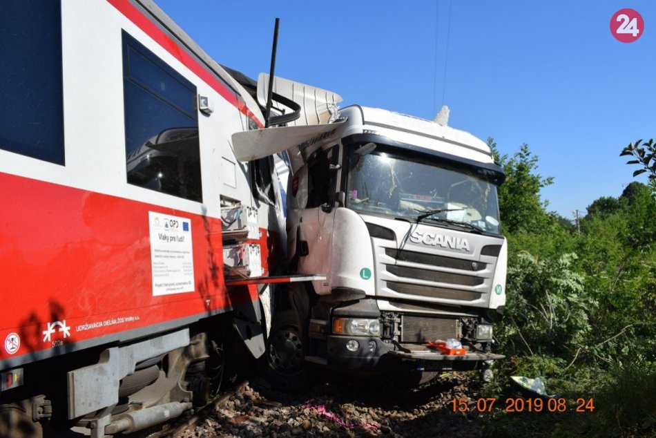 Ilustračný obrázok k článku V Krškanoch sa vykoľajil vlak s 236 cestujúcimi: Zrazil sa s kamiónom, FOTO