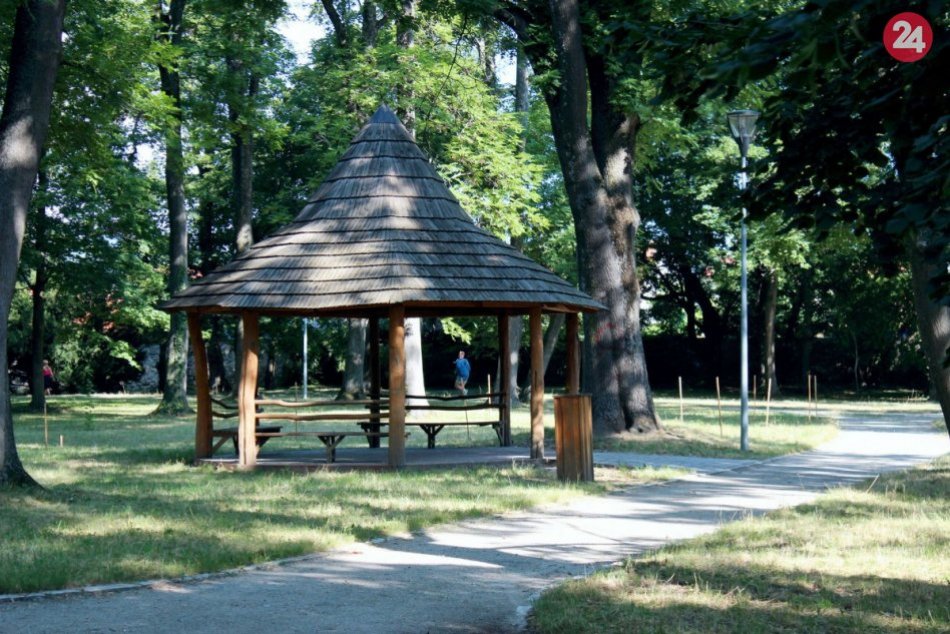 Ilustračný obrázok k článku Zámocký park v Pezinku je opäť otvorený. Pribudli v ňom nekosené plochy pre hmyz