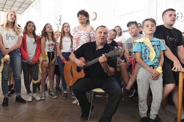 Ilustračný obrázok k článku Vianoce v lete? V obci Sokoľ pri Košiciach si užili aj polnočnú omšu