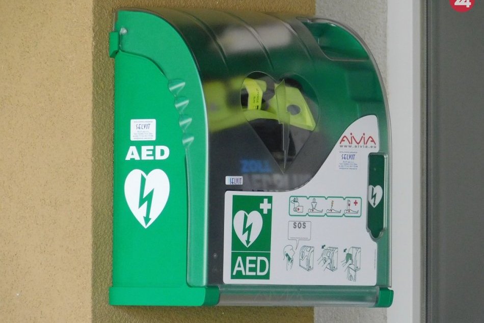 Ilustračný obrázok k článku Radnica v Štúrove osadila v meste externý defibrilátor: Pribudnúť môžu aj ďalšie, FOTO