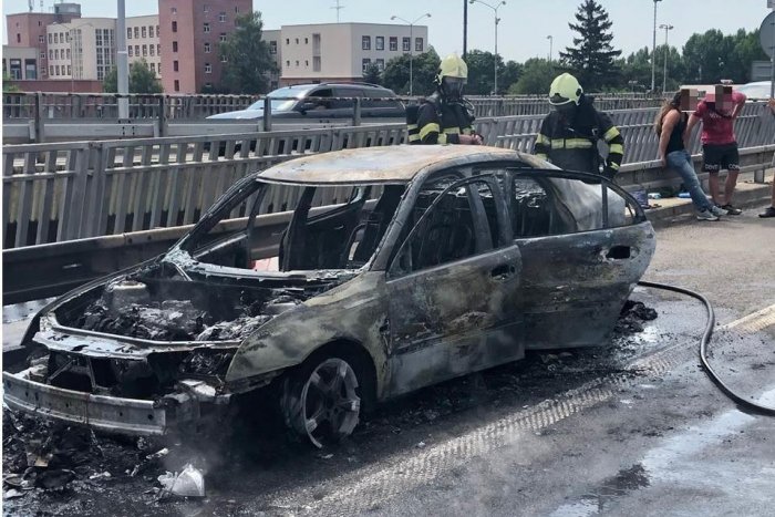 Ilustračný obrázok k článku Hasiči v akcii: Na Moste Lafranconi horel osobný automobil