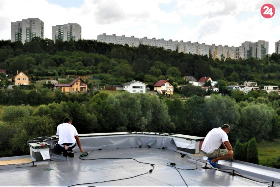 Ilustračný obrázok k článku Do domu smútku zatekal asfalt: Opravy na novom cintoríne v Považskej, FOTO