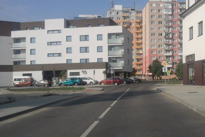Ilustračný obrázok k článku Plynulejší prejazd v Šali: Sprístupnili novú cestu na Feketeházyho ulici, FOTO