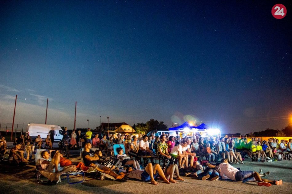 Ilustračný obrázok k článku Letné kino Lomoz pod nočnou oblohou: Organizátori opäť stavili na komédie