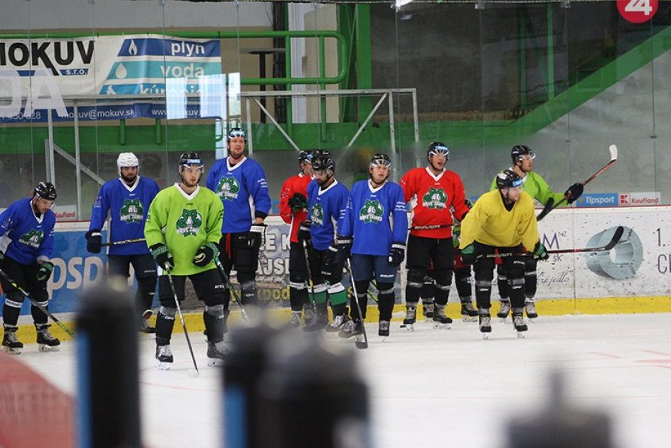 Ilustračný obrázok k článku Hokejisti vykorčuľujú na ľad: Fanúšikovia si tréningy nepozrú