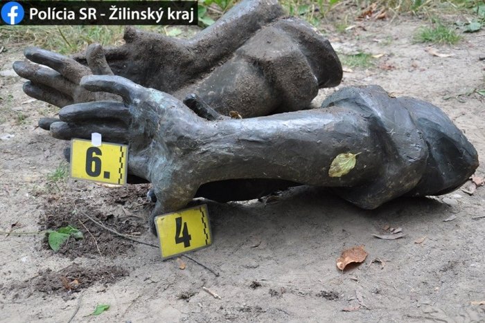 Ilustračný obrázok k článku Našli sa: Žilinskí policajti vypátrali ukradnuté ruky bronzovej sochy