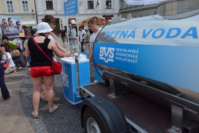 Ilustračný obrázok k článku Extrémne horúčavy v Bratislave: Pre tropické teploty budú na námestiach cisterny s pitnou vodou