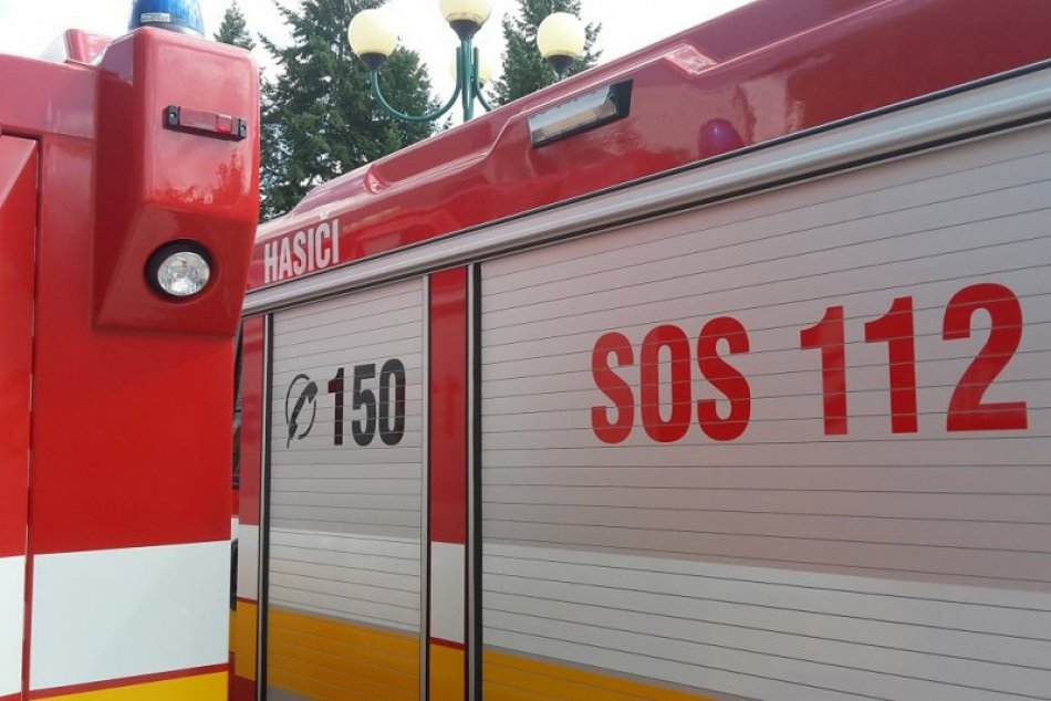 Ilustračný obrázok k článku Inovácia v garáži dobrovoľných hasičov v Revúcach: Vynovená zbrojnica aj repasovaná Tatra