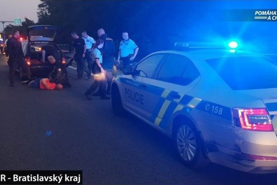 Ilustračný obrázok k článku Na diaľnici D2 sa strieľalo: Polícii unikal ozbrojený muž z ČR podozrivý z lúpeže