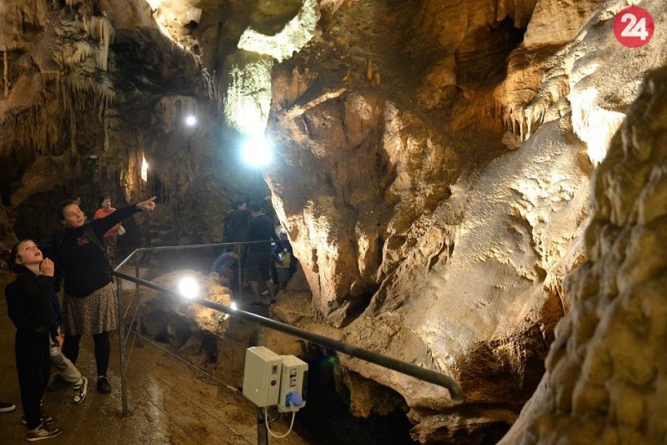 Ilustračný obrázok k článku Schlaďte sa v Jasovskej jaskyni. Útočište v nej našli i vojaci Jána Jiskru, FOTO
