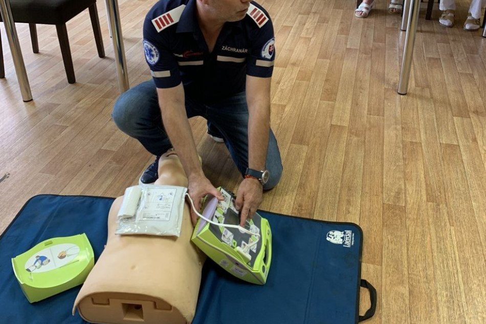 Ilustračný obrázok k článku Automatický externý defibrilátor majú už aj v Stredisku sociálnej pomoci na Garbiarskej, FOTO