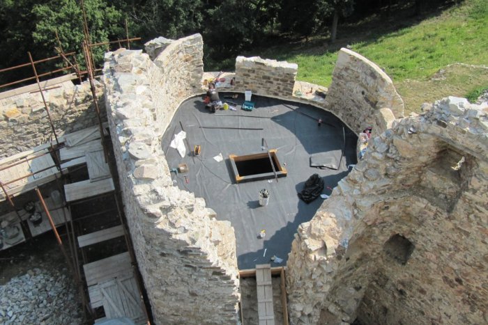 Ilustračný obrázok k článku Výročie obnovy hradu Hrušov: Slávnostne otvoria južnú delovú baštu
