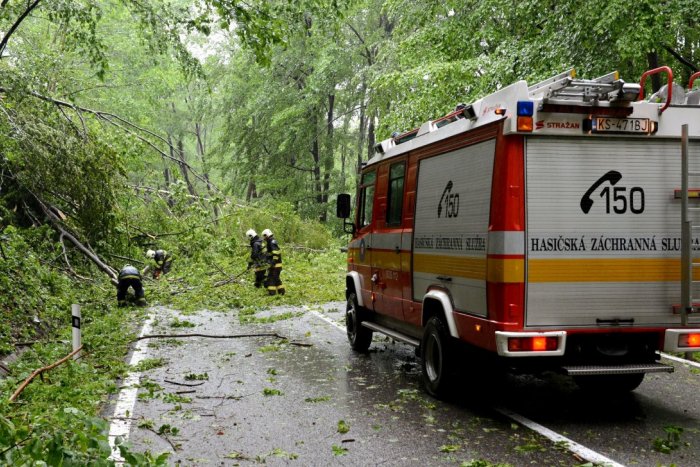 Ilustračný obrázok k článku Búrky a vietor dali hasičom zabrať: Zasahovali aj v Trenčianskom okrese, FOTO