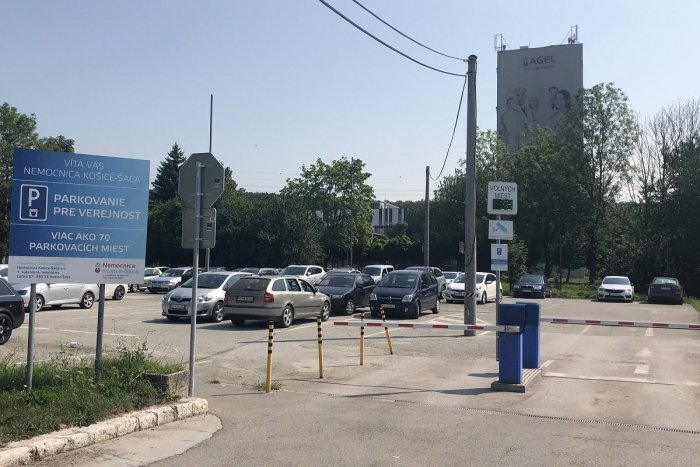 Ilustračný obrázok k článku Do nemocnice v Šaci sa v jeden deň v auguste do areálu autom nedostanete