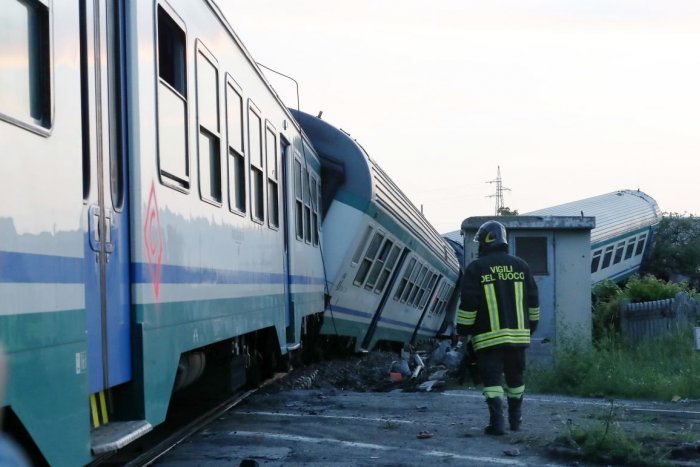 Ilustračný obrázok k článku Vlak sa po zrážke s kamiónom vykoľajil: Zranilo sa desať ľudí
