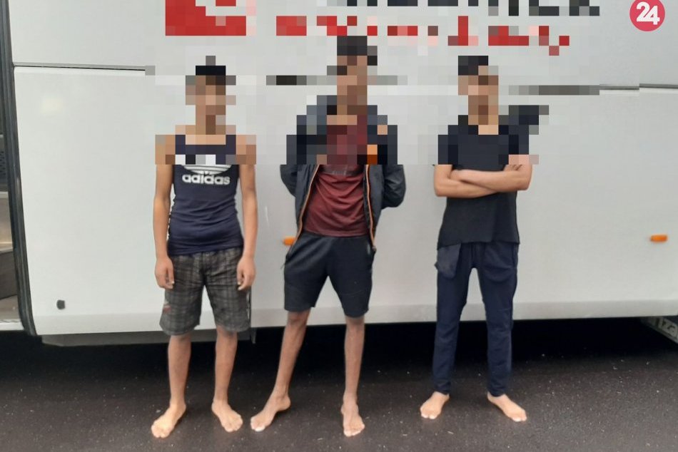 Ilustračný obrázok k článku Vodič autobusu v Krupine zistil, že vezie migrantov. Pozrite, kde sa ukrývali!