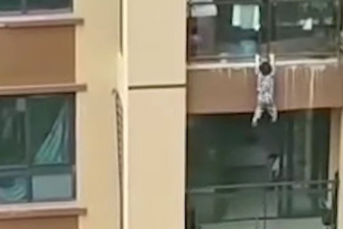 Ilustračný obrázok k článku Neuveriteľné: Trojročné dieťa prežilo pád z šiesteho poschodia, VIDEO
