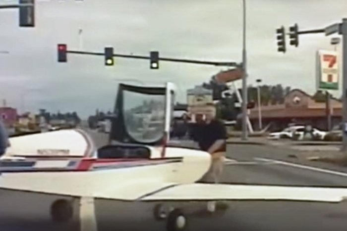 Ilustračný obrázok k článku Lietadlo núdzovo pristálo na ceste v centre mesta: Pilota zastavil policajt