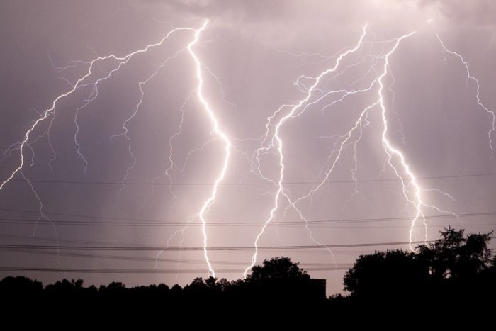 Ilustračný obrázok k článku Okres Zlaté Moravce môžu zasiahnuť búrky s krúpami: Meteorológovia už vydali výstrahu