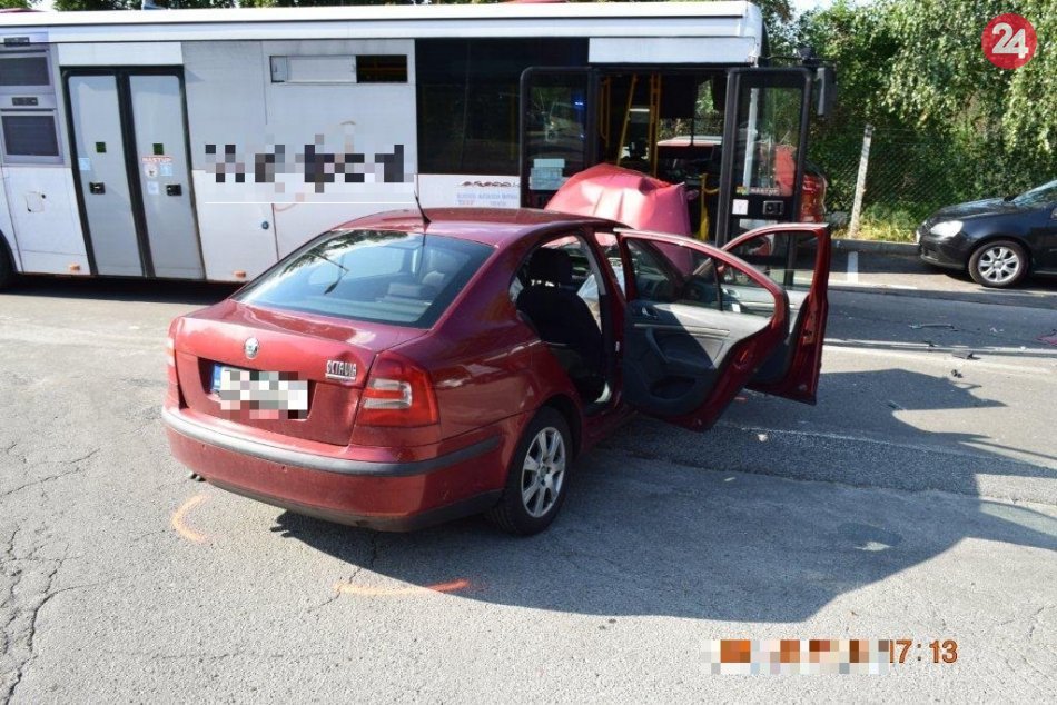Ilustračný obrázok k článku Nehoda v Trenčíne na FOTO: Vodička (50) to napálila rovno do autobusu a navyše…