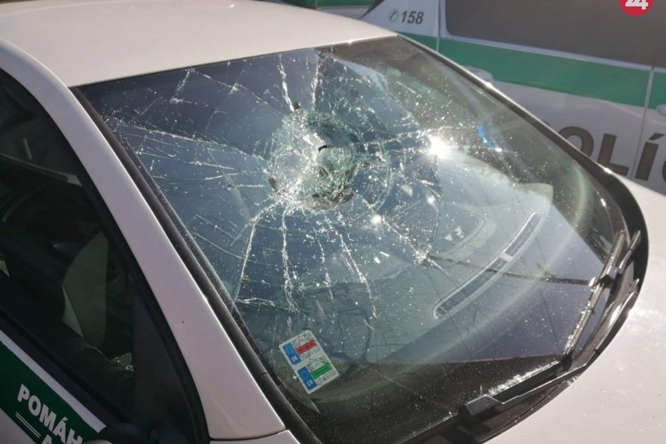 Ilustračný obrázok k článku V Nových Zámkoch poškodil muž (41) niekoľko vozidiel: Vyzúril sa na majetku polície, FOTO
