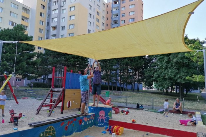 Ilustračný obrázok k článku Deti sa môžu hrať celý deň: Na petržalských ihriskách pribudnú slnečné clony