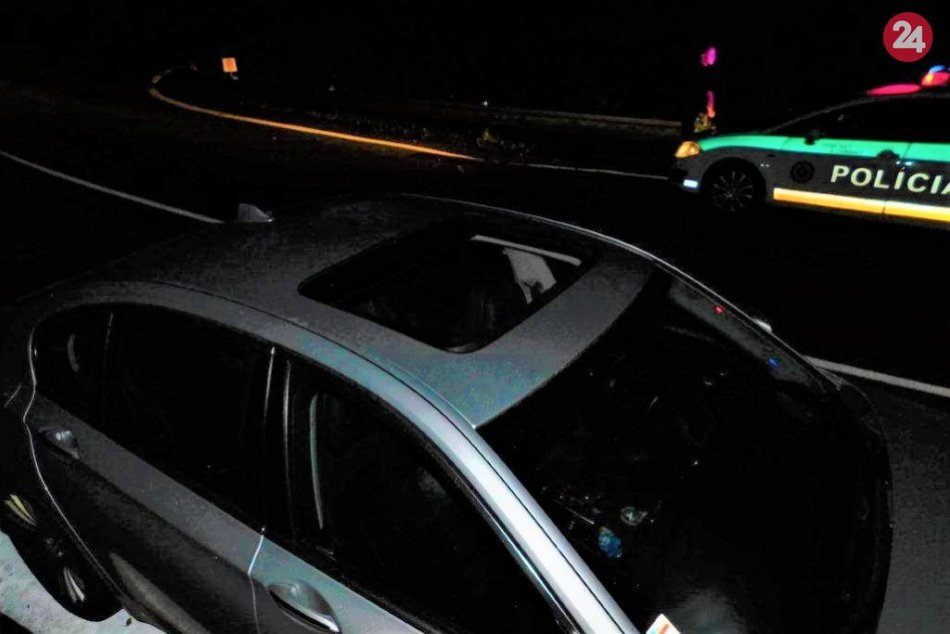 Ilustračný obrázok k článku Jaro (28) vypadol z auta cez strešné okno: Skončil v nemocnici v Trenčíne, FOTO