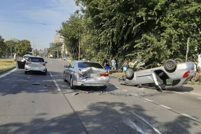 Ilustračný obrázok k článku Havária na Trnavskej ulici: Zrazilo sa viacero áut, jedno z nich sa prevrátilo na strechu