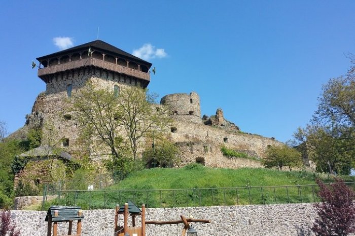 Ilustračný obrázok k článku Továrenské prostredie pretavené do umenia: Výstava v múzeu predstaví tvorbu B. Bacskaiho