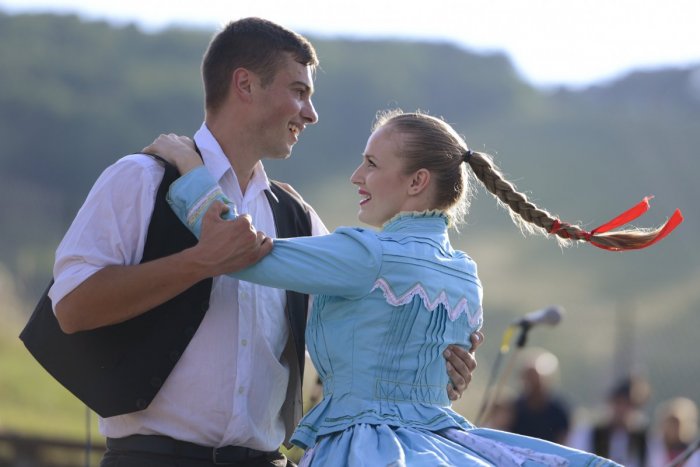 Ilustračný obrázok k článku Tešedíkovo v znamení tanca  a spevu:  Pozývajú na festivaly i ochutnávku vín