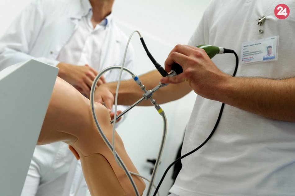 Ilustračný obrázok k článku V nemocnici v Šaci sa učili operovať koleno a rameno vo virtuálnej realite, FOTO