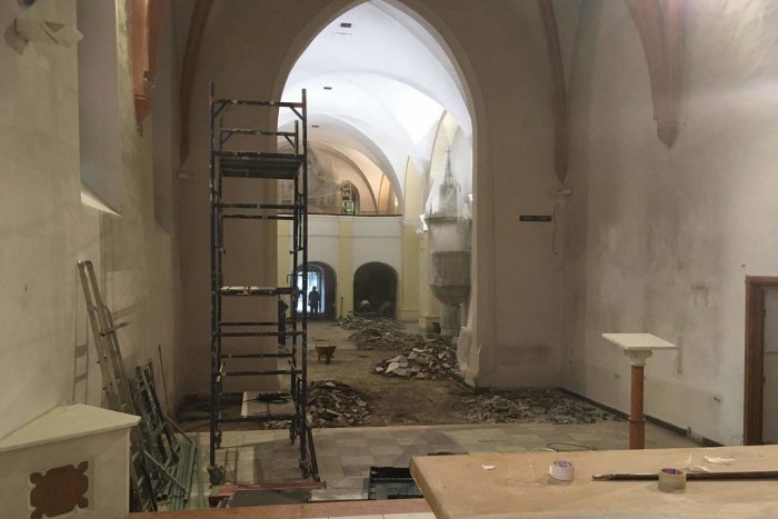 Ilustračný obrázok k článku Na nepoznanie: Aj takéto pohľady prináša renovácia farského kostola v Humennom! FOTO