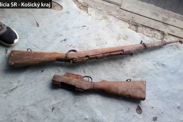Ilustračný obrázok k článku Pri búraní neobývaného rodinného domu v obci pri Trebišove našli zbraň