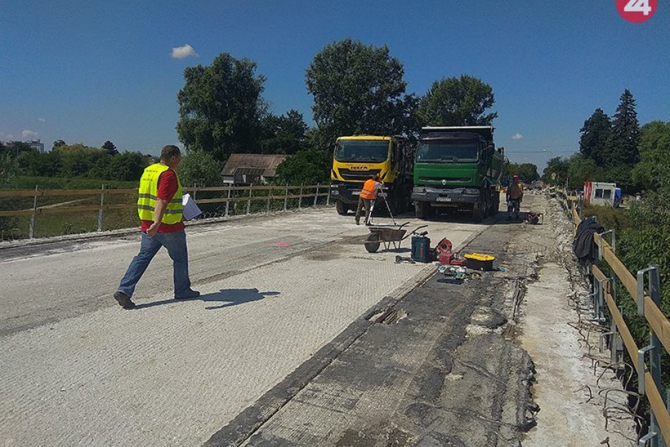 Ilustračný obrázok k článku Rekonštrukcia mosta pri kúpalisku v Nových Zámkoch: Prejazdný má byť ešte tento rok