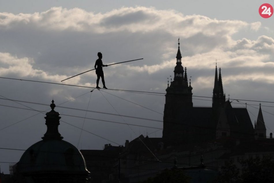Ilustračný obrázok k článku Svetoznáma povrazolezkyňa sa predviedla v Prahe: Po napnutom lane prešla ponad Vltavu