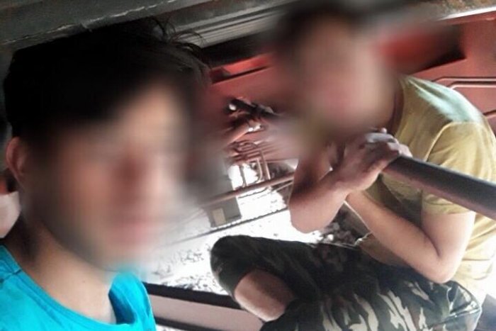 Ilustračný obrázok k článku Polícia v Štúrove zadržala 18 migrantov: Ukrývali sa pod vozňami vlaku, FOTO