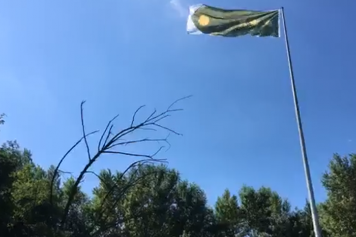 Ilustračný obrázok k článku VIDEO: Na vlajkovom stožiari pri Pečnianskom lese sa vypína kapitánska výložka