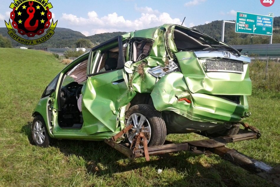 Ilustračný obrázok k článku Pri Žiari vyletelo z R1 auto: Zostal v ňom zakliesnený človek, FOTO