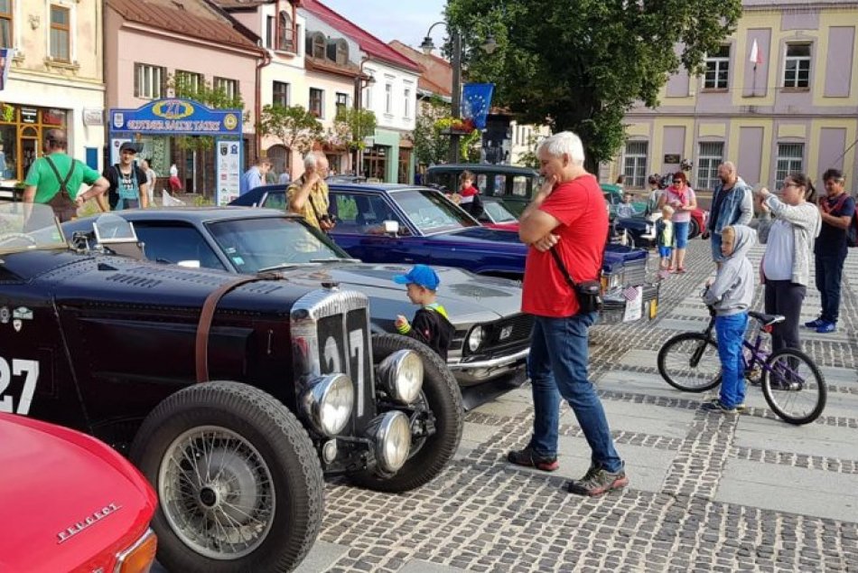 Ilustračný obrázok k článku Rallye historických áut odštartovala v Liptovskom Mikuláši: FOTO z námestia