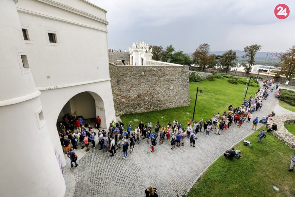 Ilustračný obrázok k článku FOTO: Predaj nulovej eurobankovky na Bratislavskom hrade vyvolal veľký záujem
