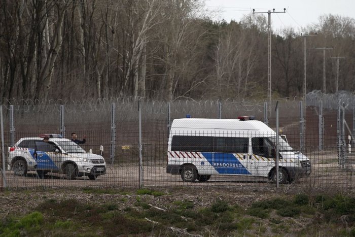Ilustračný obrázok k článku V Maďarsku zadržali troch prevádzačov: Jeden z nich bol Slovák