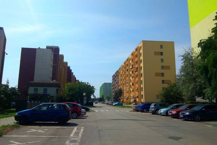 Ilustračný obrázok k článku Budúcnosť parkovania v Nových Zámkoch: Radnica zvažuje rezidentský variant