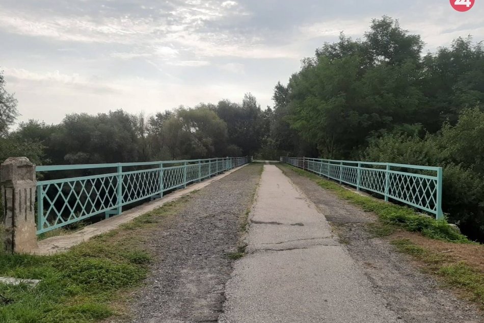 Ilustračný obrázok k článku Aktivisti sa opäť činili: Starý most v Šulekove dostal nový náter