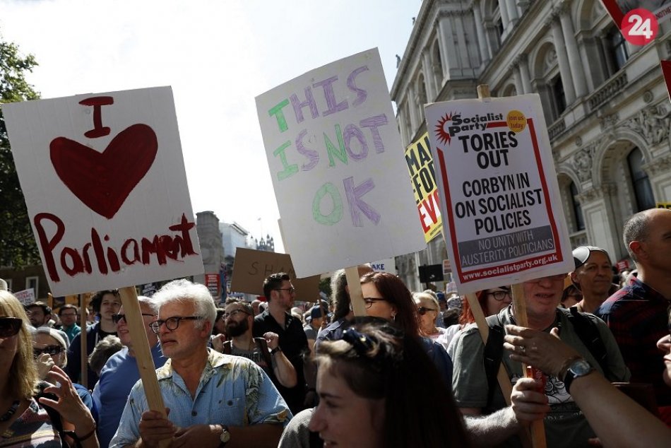 Ilustračný obrázok k článku Tisíce demonštrantov s transparentami protestujú v uliciach Londýna proti odstaveniu parlamentu