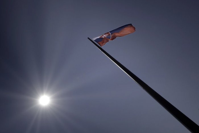 Ilustračný obrázok k článku Pred parlamentom vztýčili štátnu vlajku, Danko vyzdvihol jej symboliku, FOTO